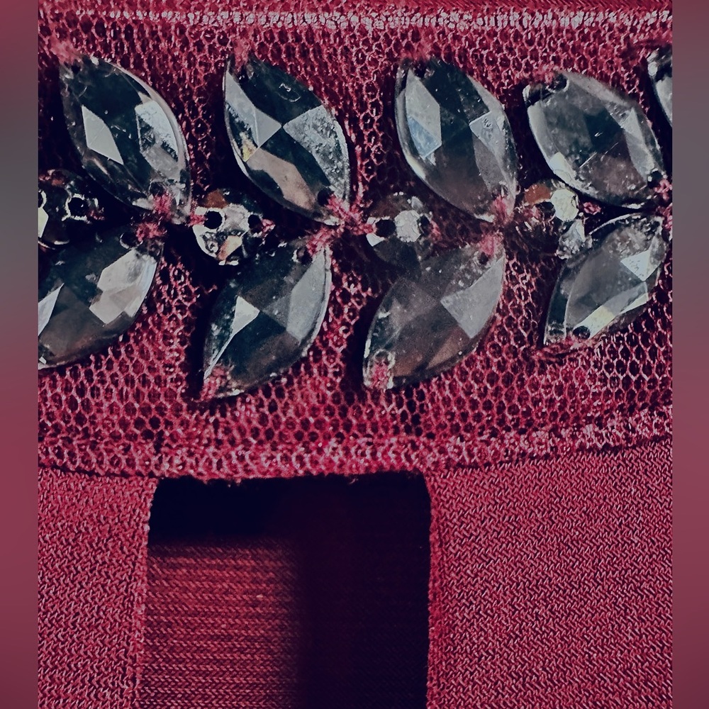 Lis Claiborne decorated neckline burgundy blouse. - Picture 4 of 7